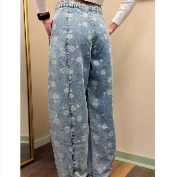 POL Light Blue Floral-Print Boyfriend Jeans with Drawstring Waist - Picture 3 of 4